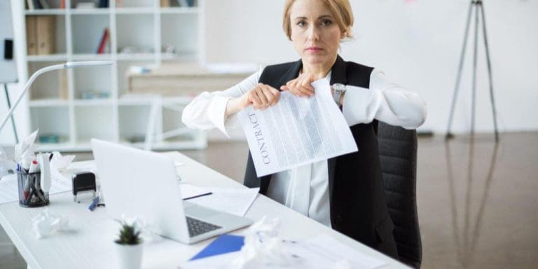 Entenda o churn (clientes que rompem com a sua empresa), como calcular cada tipo, prevenir, evitar e tratar