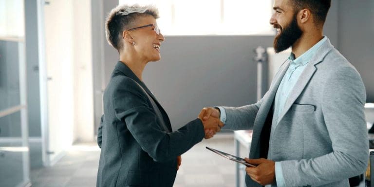 Conheça o modelo de negócio B2B (onde uma empresa vende para outras empresas). Veja prós, contras, características e dicas para o sucesso neste modelo de negócios
