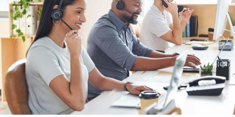 imagem de 3 pessoas em um call centerr