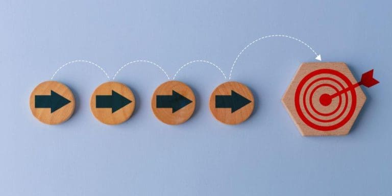 Entenda a diferença entre meta e objetivo e aproveite para aprender como definí-los e acompanhá-los na plataforma Leadsb